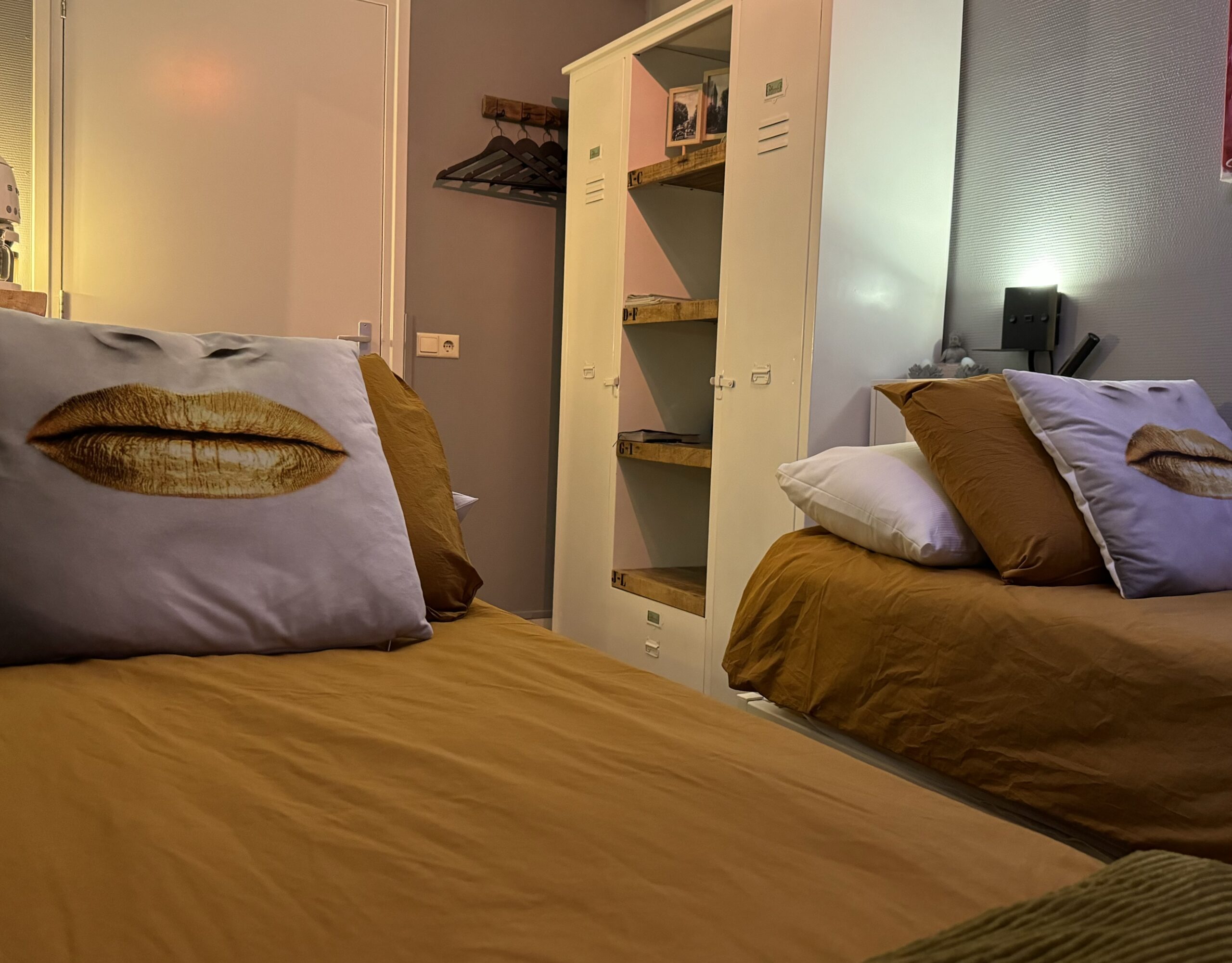 Bedden Twee eenpersoons extra lange bedden.